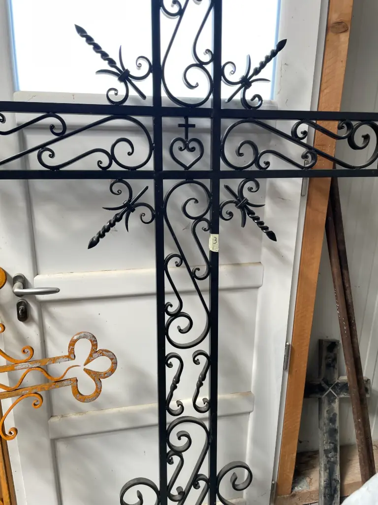 Grande croix en fer forgé