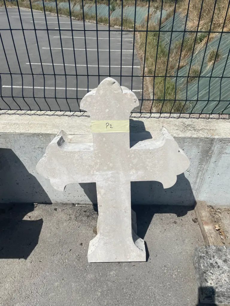 Petite croix en pierre restaurée