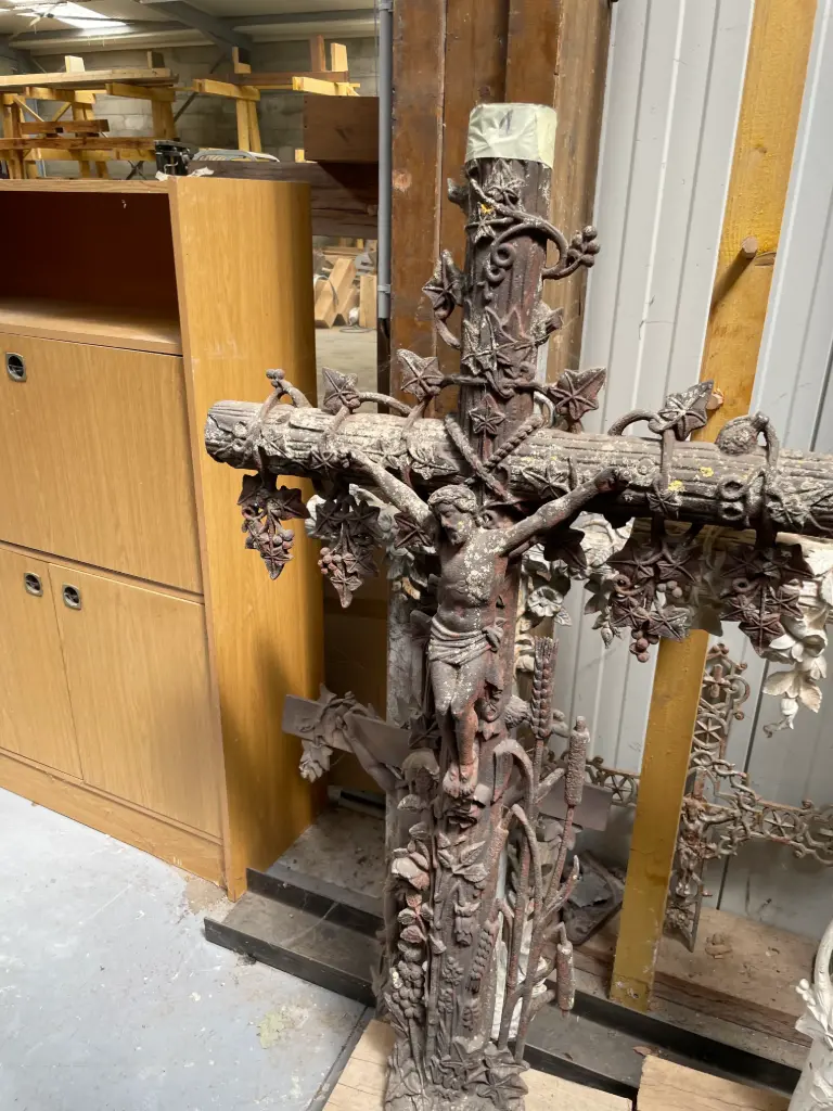 Grande croix en fonte