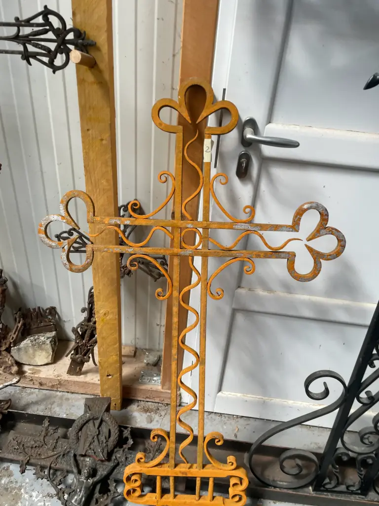 Petite croix en fer forgé