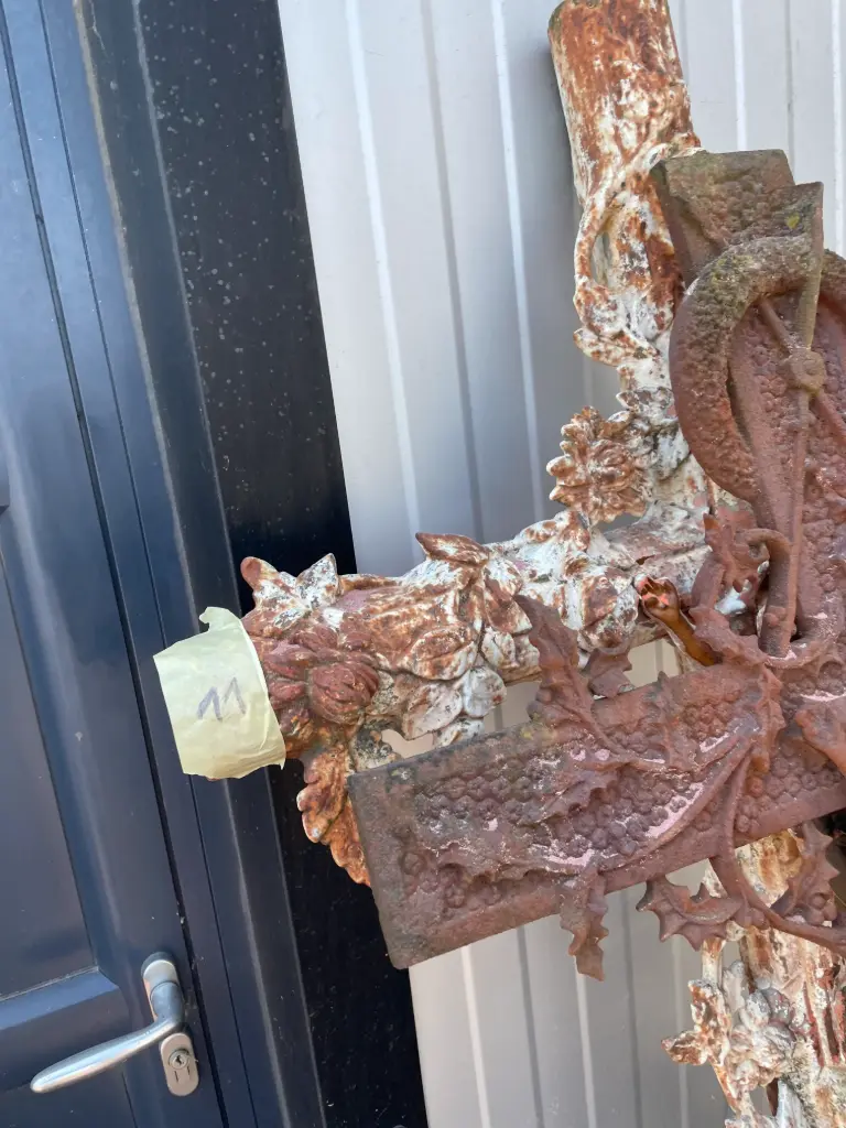 Petite croix en fonte avec socle 