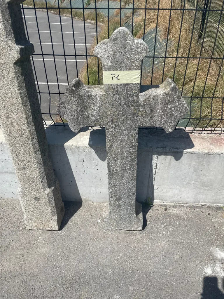 Croix en pierre moyenne