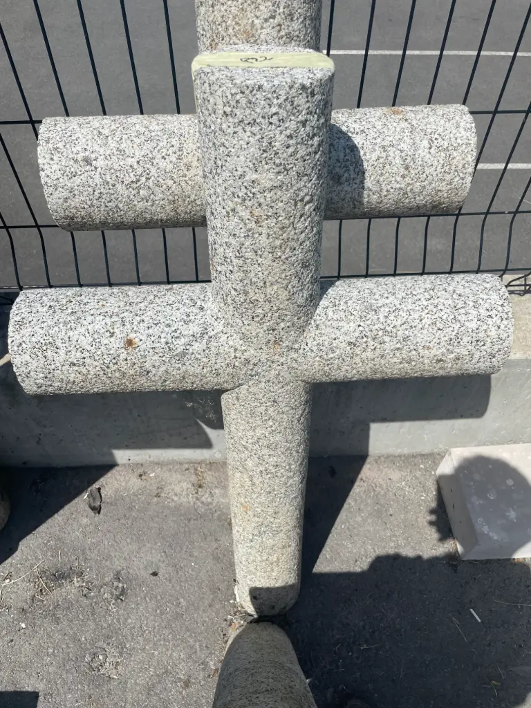 Croix en pierre moyenne 