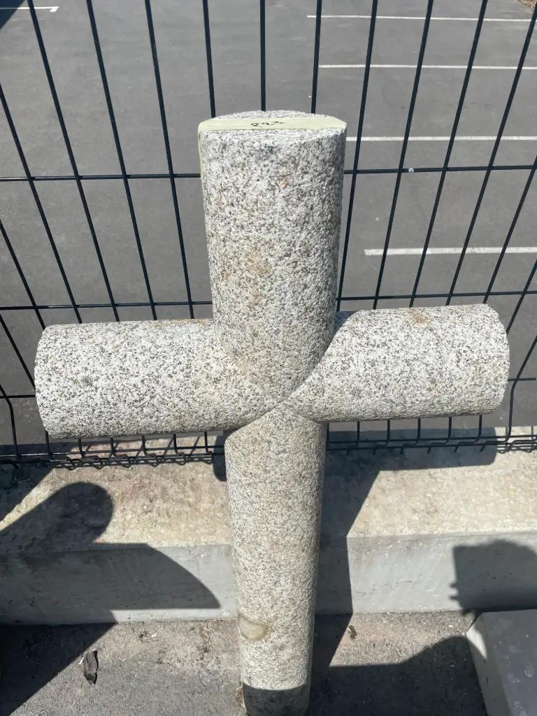 Croix en pierre moyenne 