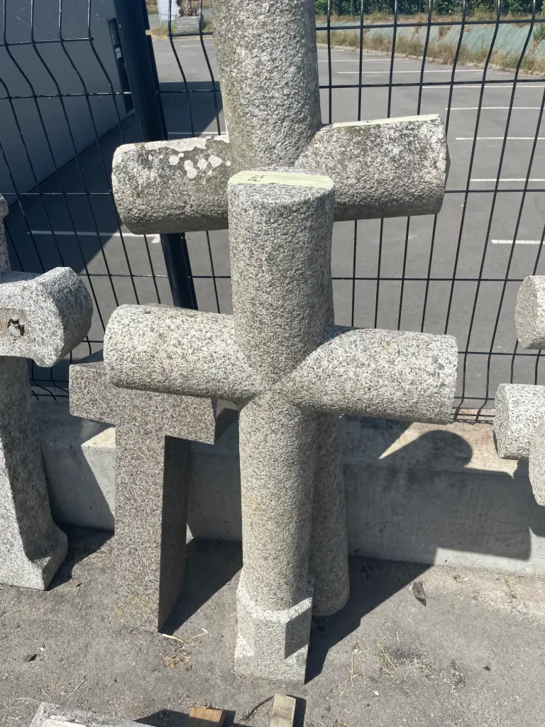 Croix en pierre moyenne