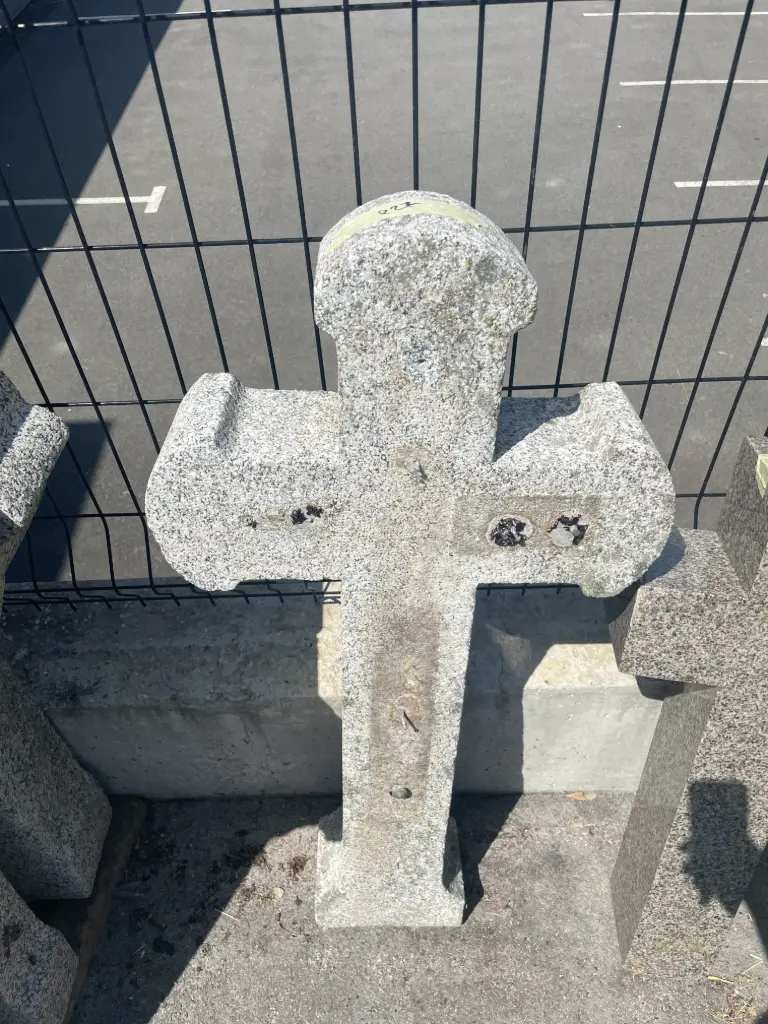Croix en pierre moyenne