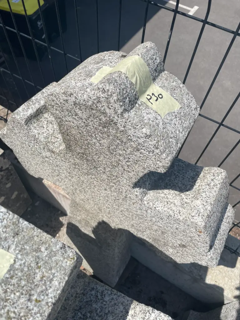 Croix en pierre moyenne