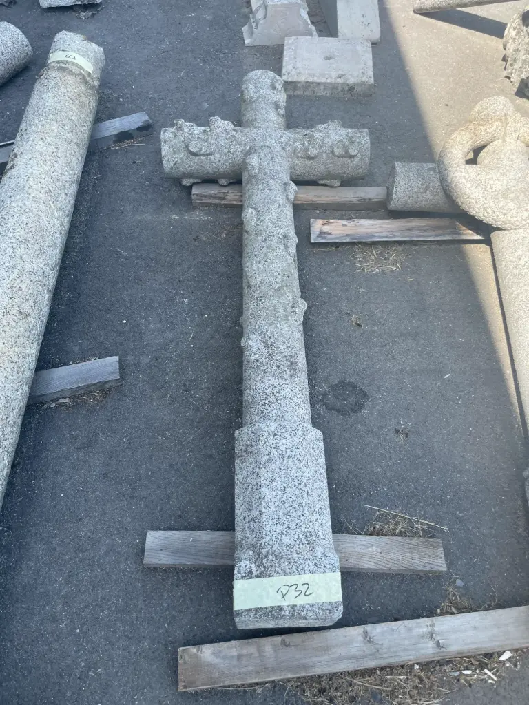 Grande croix en pierre restaurée 
