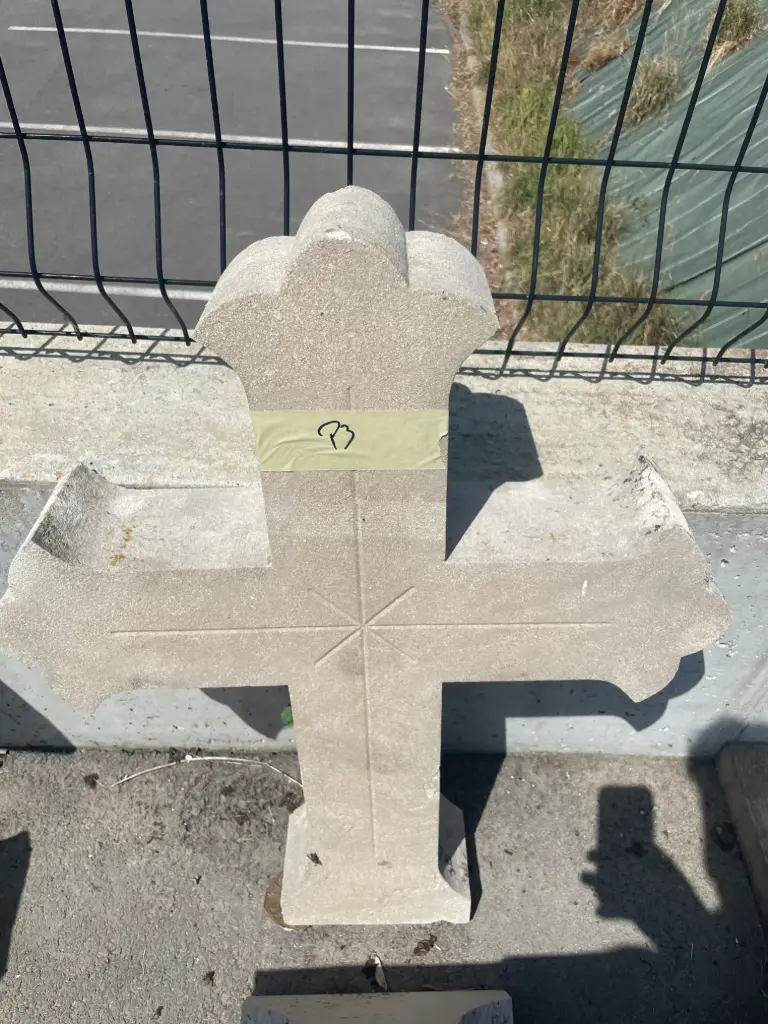 Petite croix en pierre restaurée