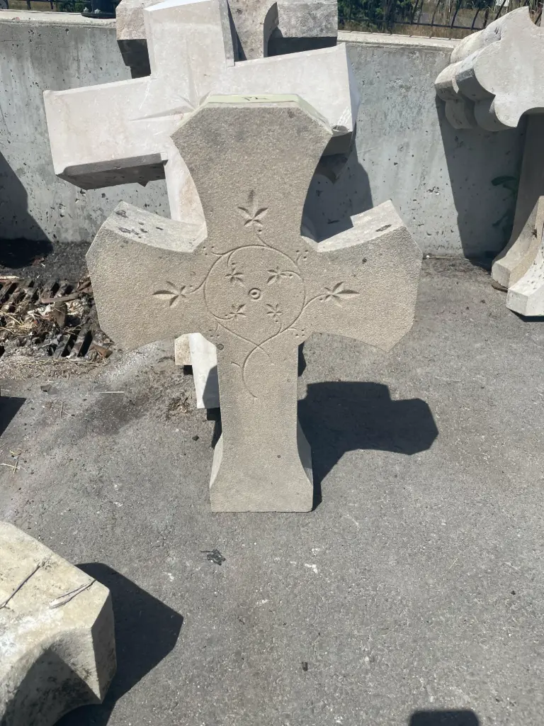 Petite croix en pierre restaurée