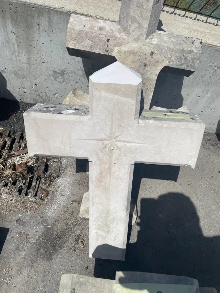 Petite croix en pierre restaurée