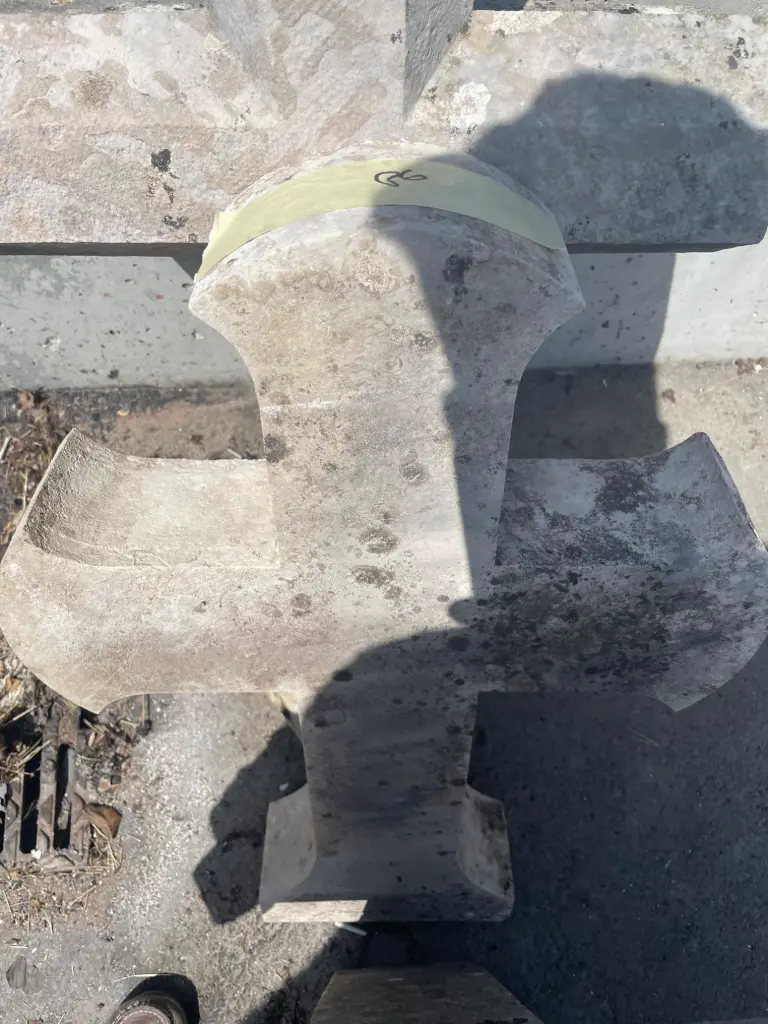 Petite croix en pierre restaurée