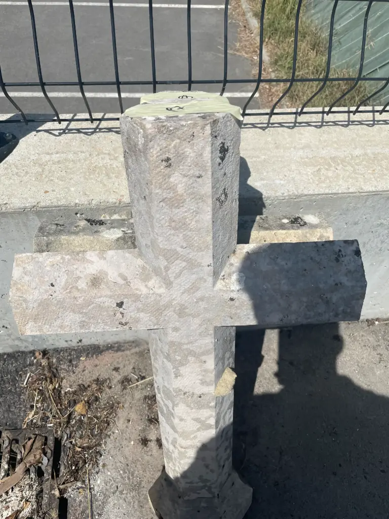 Petite croix en pierre restaurée