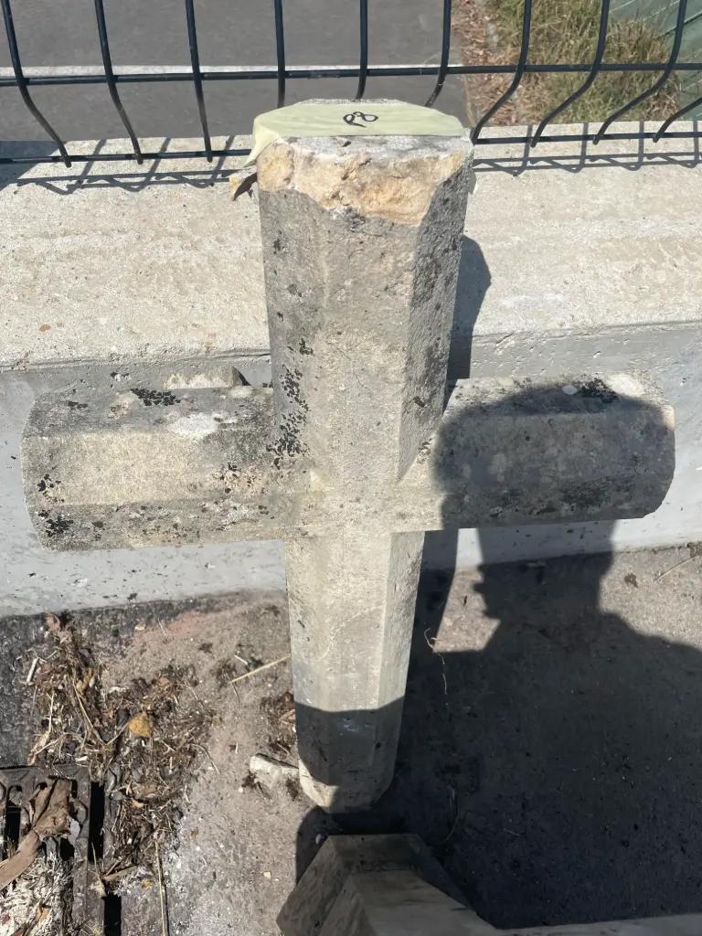 Petite croix en pierre restaurée