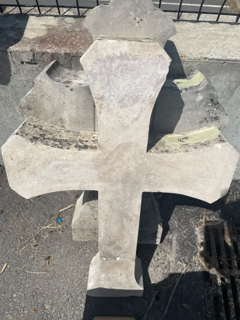 Petite croix en pierre restaurée 