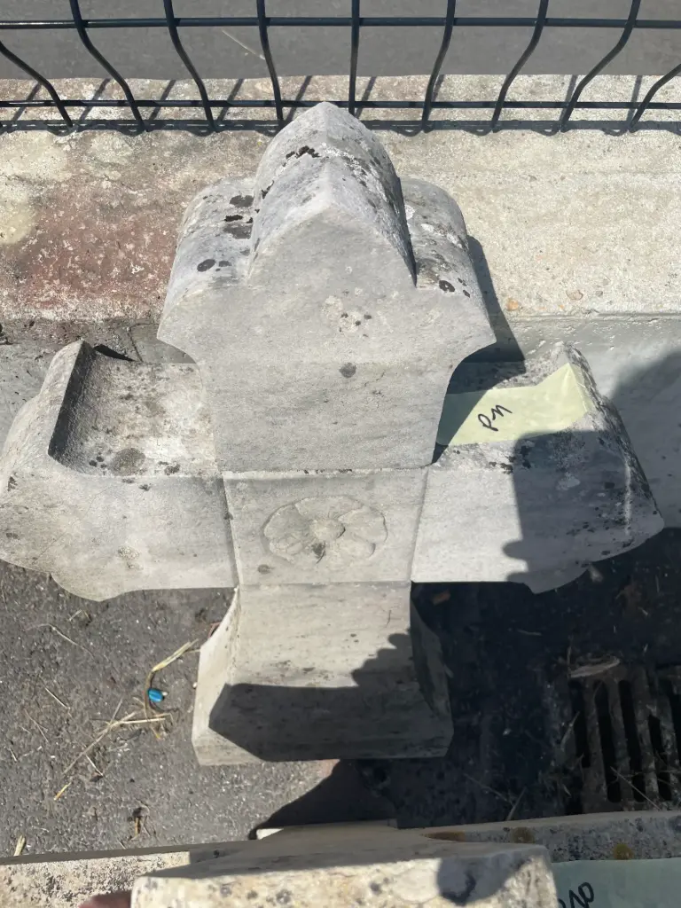 Petite croix en pierre restaurée