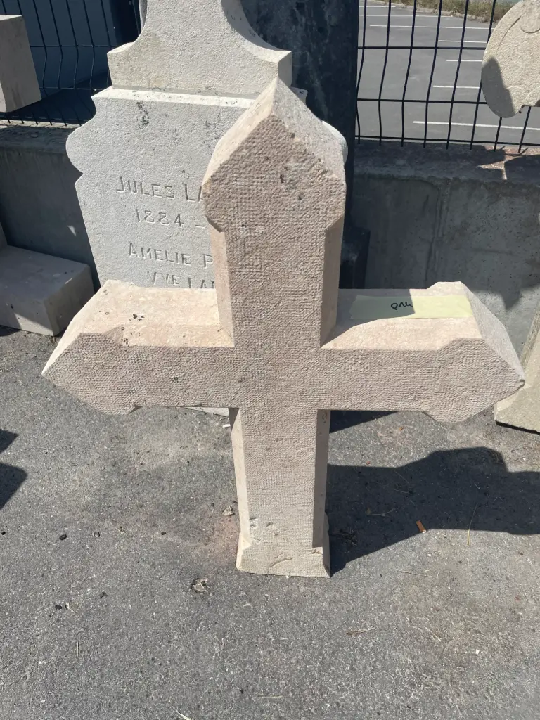 Petite croix en pierre restaurée