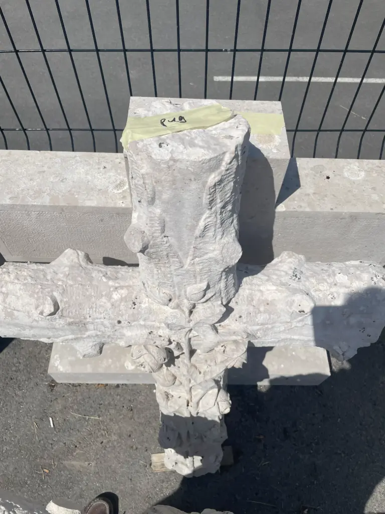 Petite croix en pierre restaurée