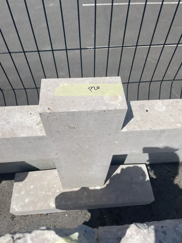 Petite croix en pierre restaurée