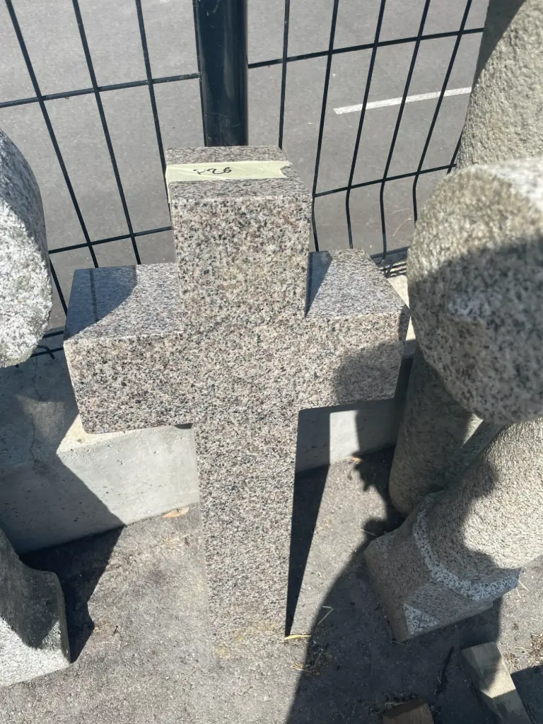 Petite croix en pierre restaurée