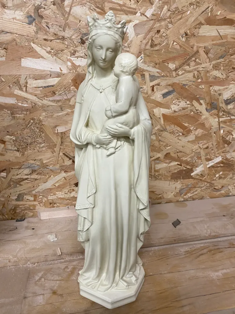 Statue de la Vierge de Syracuse à l'enfant