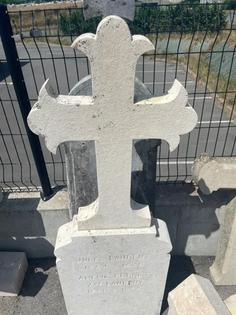 Grande croix en pierre restaurée