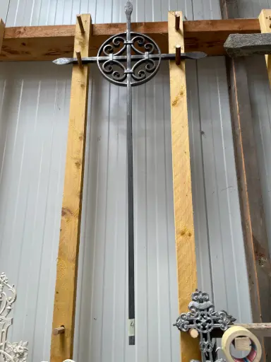 [04] Grande croix en fer forgé