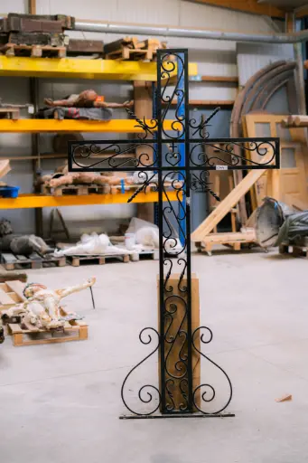 [03] Grande croix en fer forgé