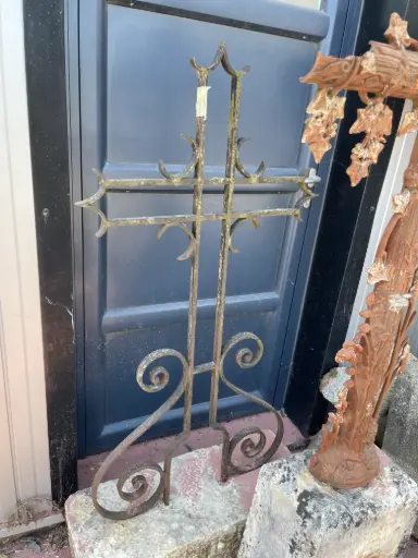 [05] Grande croix en fer forgé avec socle