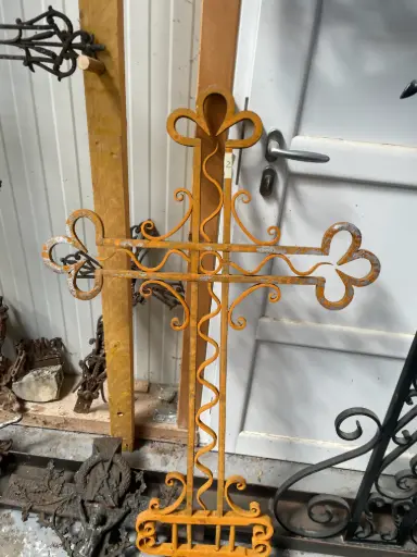 [02] Petite croix en fer forgé