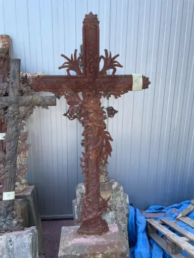 [06] Petite croix en fonte avec socle