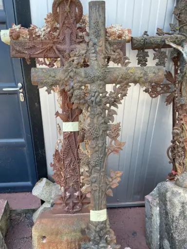 [08] Petite croix en fonte avec socle