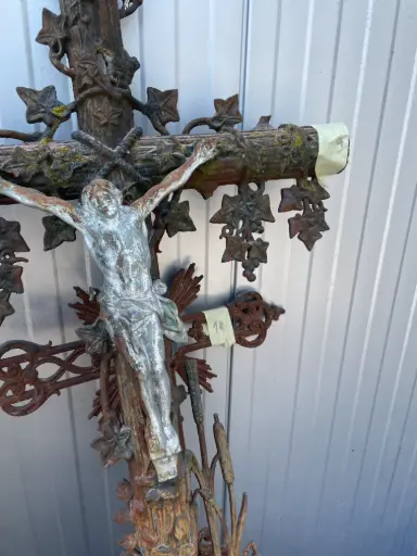 [10] Petite croix en fonte avec socle