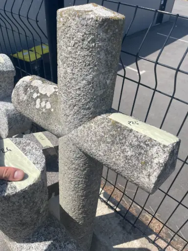 [Pierre 25] Grande croix en pierre restaurée