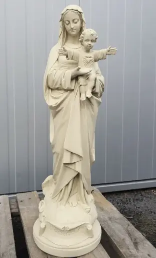 Statue de la Vierge Mater Dei